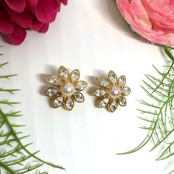 Nolan Miller Jewelry - VINTAGE⚜️Nolan Miller Pearl & Crystal Flower Clip Earrings